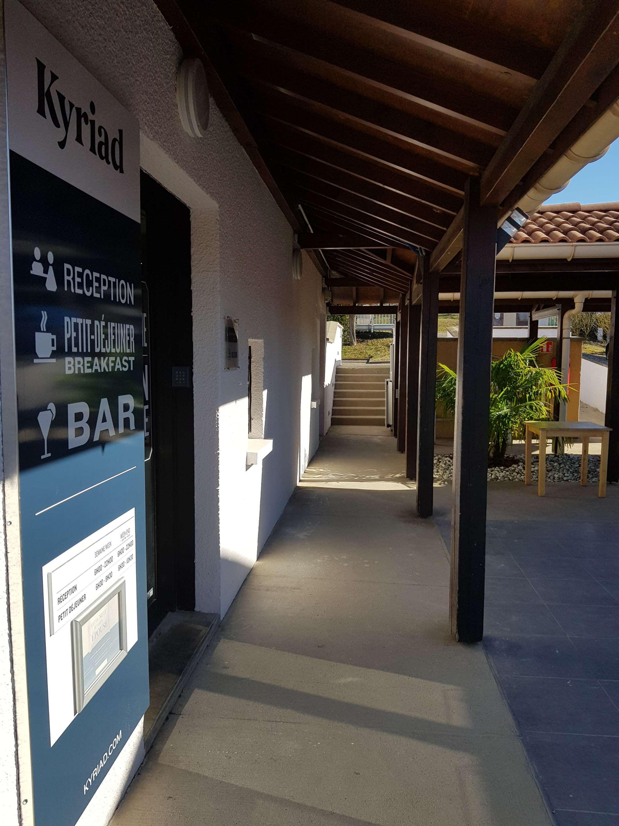 Kyriad Lyon Est - Saint Quentin Fallavier Екстериор снимка